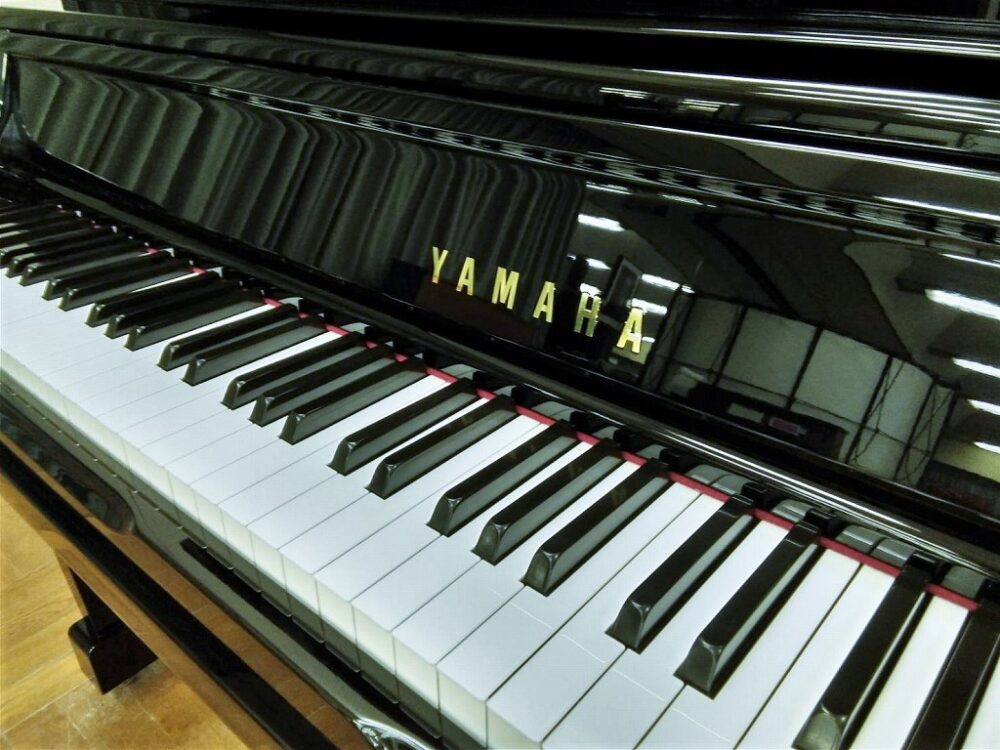 Used piano UX30A brand mark/keyboard