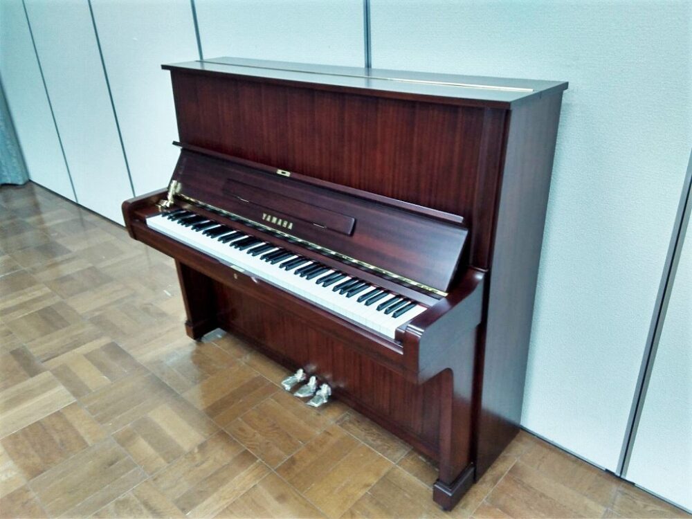 Used piano U2H overall picture