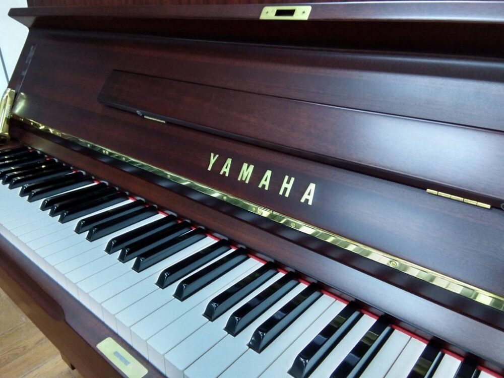 Used piano U2H brand mark/keyboard