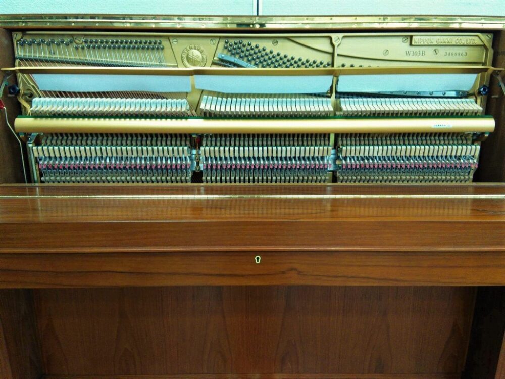 Used piano W103B internal